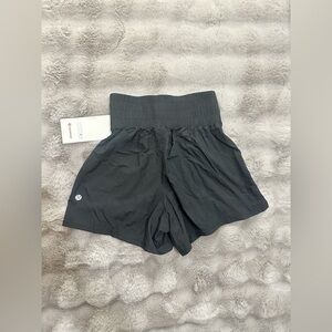 NWT Lululemon Lightweight SHR Training shorts 4”Size 2